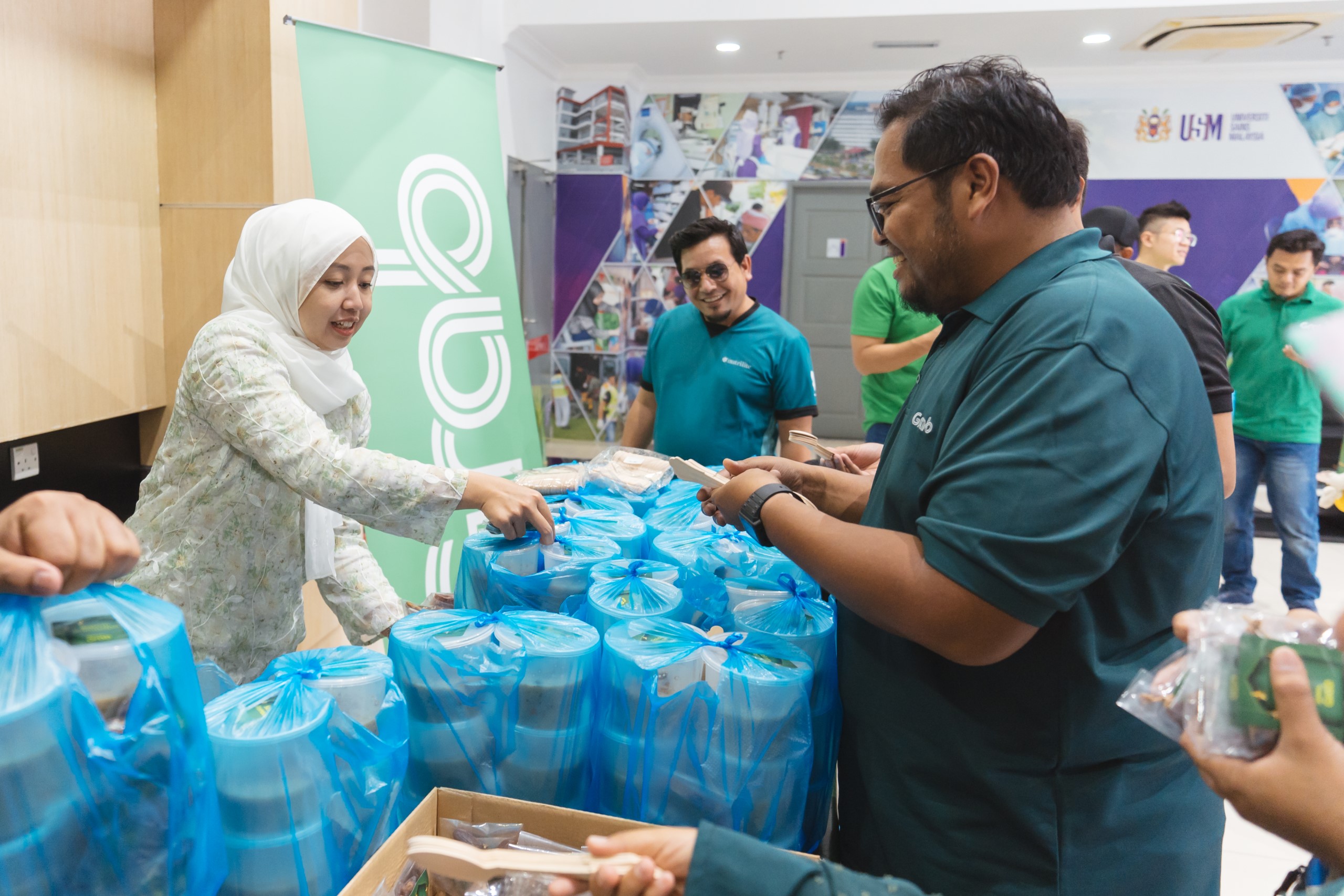 Nur Zafira Azahar, Head of Platform Quality & Engagement, Grab Malaysia distributing bubur lambuk to the community in Kota Bharu, Kelantan 2