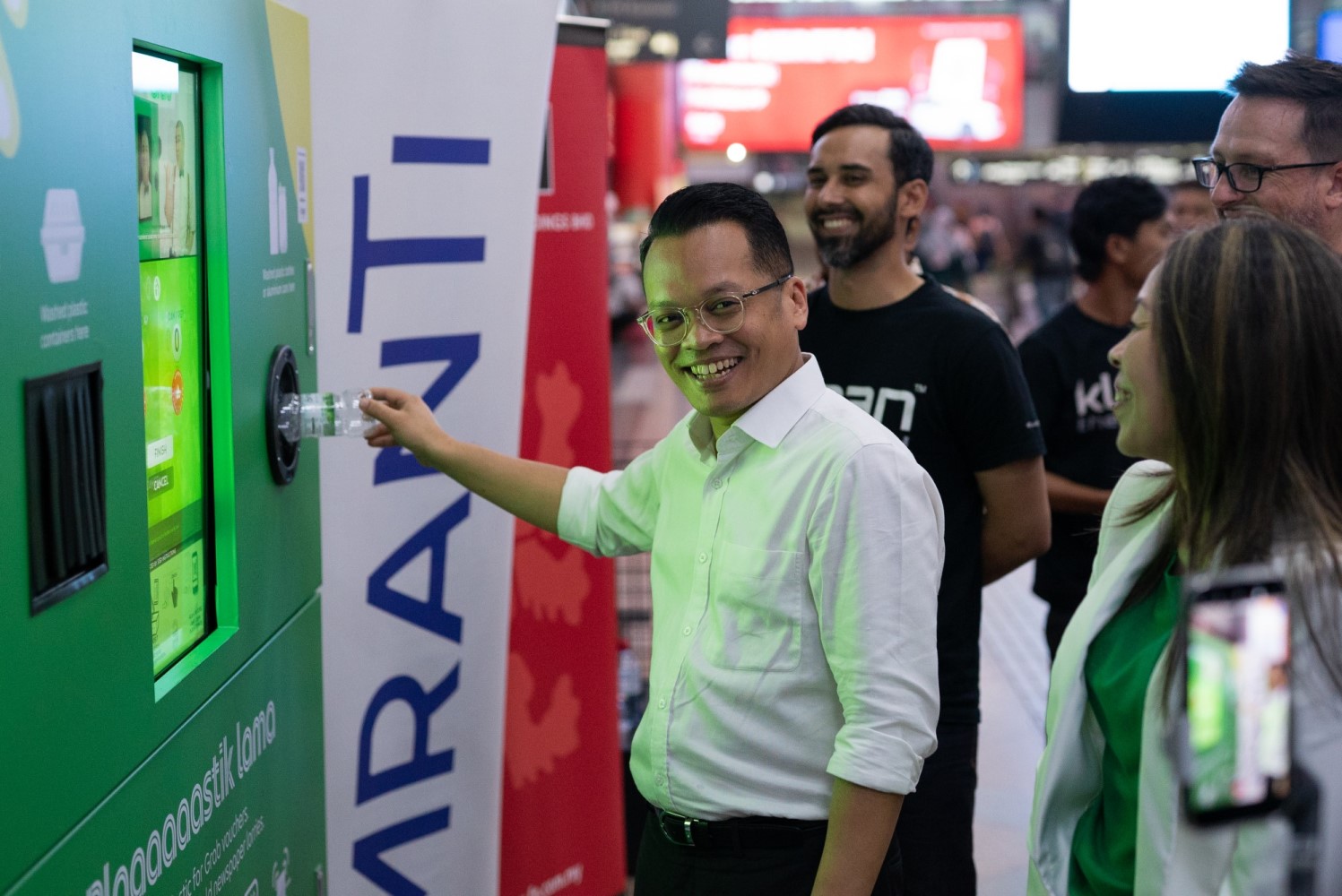 Pic 2_ Official photos taken of the RVM launch at KL Sentral_resized