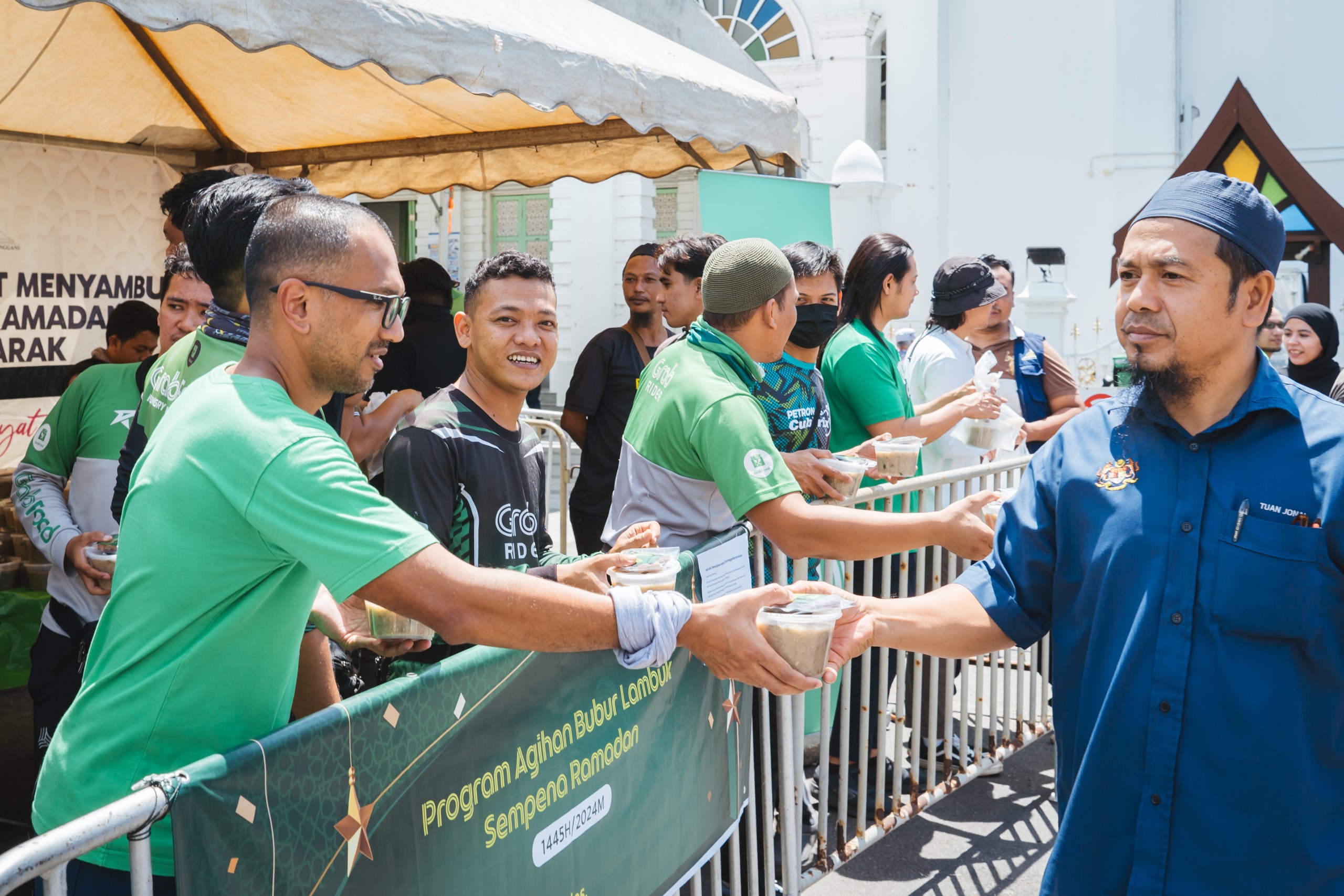 Rashid Shukor, Director of Country Operations and Mobility, Grab Malaysia distributing bubur lambuk to the community in Kuala Terengganu